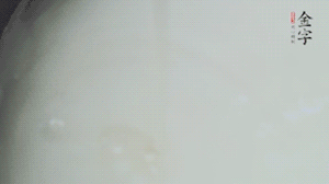 將浸泡了30分鐘的米放入電飯煲中，在水中加入半勺油。