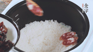 開蓋觀察飯，水微微收干，放入切好的金字香腸、醬肉、醬肉香腸。
