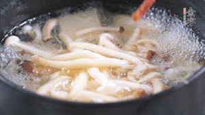 依次放火腿、豆腐，加水大火燒開，小火燉煮20分鐘，出鍋前撒上蔥花即可。