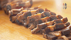 金字醬肉切片。