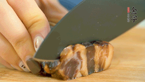 金字風(fēng)味醬肉切成片，上鍋蒸15分鐘。