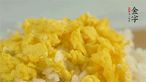 將雞蛋碎、西蘭花碎和放涼的米飯混合，用少許鹽、橄欖油調(diào)味。