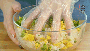 將飯團(tuán)用手搓捏成圓球狀。