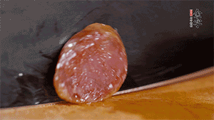 金字火腿肉香腸上鍋蒸15分鐘，切片備用。