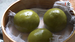 青團(tuán)上沸水鍋中蒸10分鐘即可。