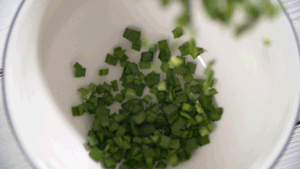 韭菜洗凈，切粒。