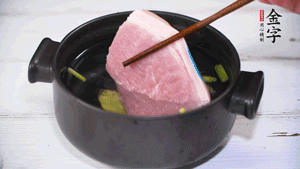 整塊豬肉，加蔥、姜片、料酒焯水。