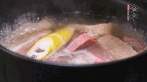 火肉、豬肉加料酒、清水大火煮開后，加入春筍小火慢燉40分鐘，出鍋前撒蔥花即可。