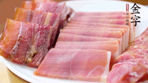 擺盤后鋪上老豆腐，淋點(diǎn)料酒，灑點(diǎn)白糖上鍋蒸20分鐘。