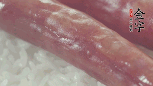 關(guān)上蓋子，煮到米飯露出時。