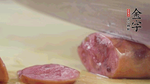 拿出香腸和臘肉，切成片后重新鋪入。