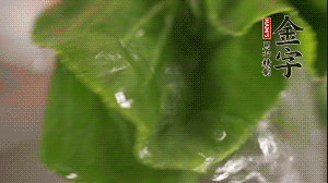 小青菜從根部掰開，分別洗凈。