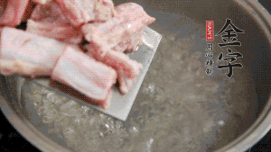 剁成塊狀的排骨洗凈，放入沸騰的鍋中，加姜片汆燙，2分鐘后撈出備用。