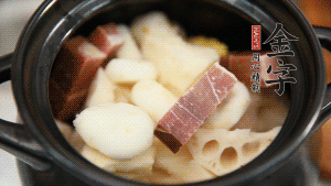 加水沒過食材，加料酒大火煮沸后，再小火燉煮1小時。（如果沒有砂鍋小火燉煮，用電飯煲的煮湯功能、高壓鍋也是可以的。）