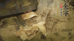 加適量溫水淹沒食材，大火燉至水沸后再小火慢燉1小時(shí)，出鍋前10分鐘加枸杞。（焯過水后的豬蹄不應(yīng)再用涼水，用溫水燉煮更容易軟爛。也可以用高壓鍋或者有煲湯功能的電飯煲，省時(shí)又便于入味。）
