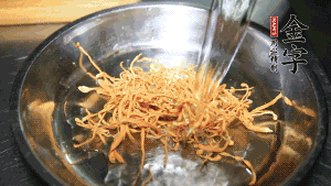 蟲(chóng)草花用涼水浸泡10分鐘，干香菇溫水泡發(fā)至軟去蒂備用。蓮子、紅棗也可一同清洗干凈。