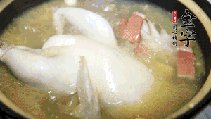 煮沸時(shí)加入蟲(chóng)草花、香菇、紅棗，以料酒調(diào)味繼續(xù)小火燉煮1小時(shí)左右。