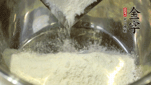 【油皮】1．將油皮材料放入料盆中，緩緩加100ml水，攪拌成雪花片狀。在案板上反復(fù)揉搓成有一定筋度的光潔面團(tuán)，搓成12個(gè)團(tuán)子。