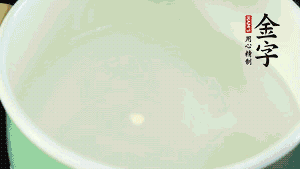 鍋中盛涼水，放入汆燙好的鴿子、火腿片、生姜片。