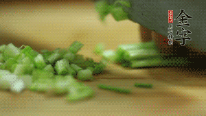 小蔥切成蔥花。
