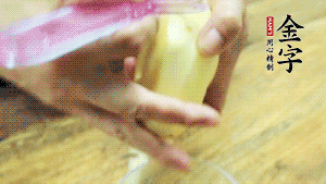 將食材洗凈，茄子、土豆切滾刀塊。