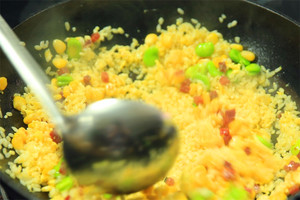 然后加入炒好的食材混合均勻，炒熟即可。出鍋前加少許黑胡椒、鹽和蔥花就可以啦?。?！