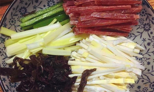 黑木耳泡發(fā)，黑木耳、韭黃、雷筍、青椒切成絲。