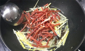 火腿絲、筍絲、黑木耳絲汆水后，瀝干。