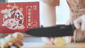 將處理好的老鴨放入冷水鍋中，丟入姜片，冷水煮沸去腥。