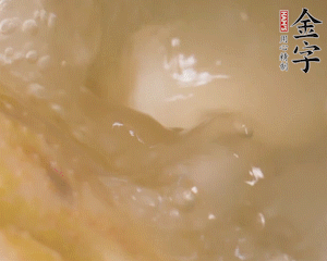 沸騰后撈出蔥結(jié)，小火燉45分鐘，加山藥再燉15分鐘。
