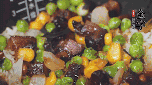 出鍋前加蠔油、生抽調(diào)味，撒點(diǎn)熟白芝麻即可。