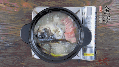 放豆腐、海鮮菇繼續(xù)中小火煮5分鐘。