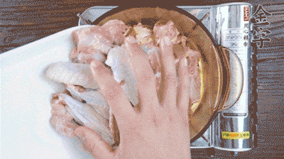 加料酒、蔥姜焯水2分鐘，清洗備用。