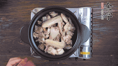 將雞肉塊、火腿、料酒、姜一同放入在燉鍋中，加冷水大火煮開后，小火燉煮40分鐘。
