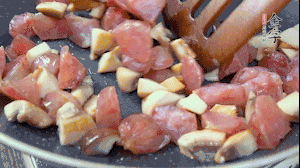 【餡料】4.鍋中油8成熱時，依次放入菌菇丁、香腸丁，適當放點糖調(diào)味，炒熟。