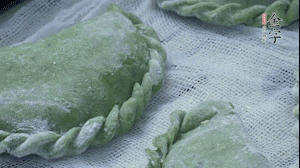 【制作】2.蒸架上墊浸濕的屜布，再放上清明果，大火蒸10~15分鐘，完成，出鍋啦！