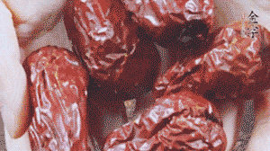 紅棗洗凈，對(duì)半剪開(kāi)。