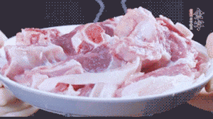 新鮮羊肉冷水入鍋，加姜片、清水焯水，除去血沫。