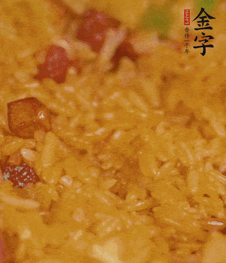 放一撮鹽、生抽少許，倒入炸好的芋頭。最后撒蔥花、蒜末翻炒均勻。