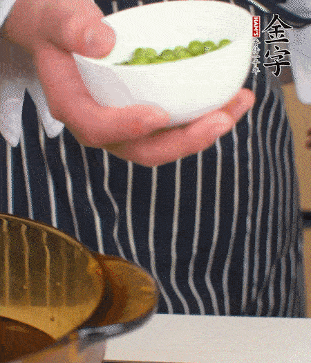 胡蘿卜、豌豆和干花菇焯水。