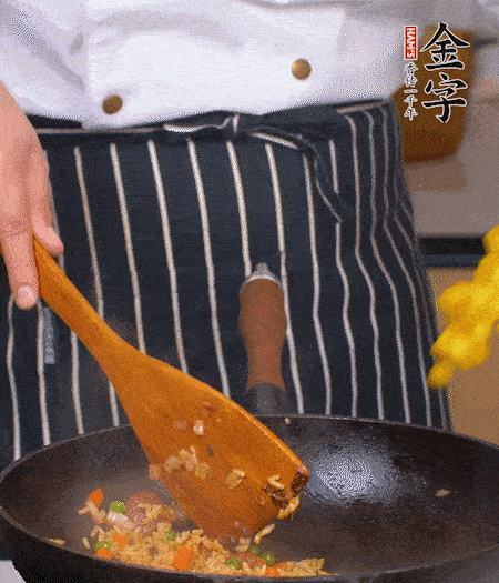 加咖喱塊、少許鹽、白糖調(diào)味，炒至咖喱塊融化后，倒米飯，翻炒至每粒米飯都包裹上咖喱，再放黃椒、青椒粒，出鍋前加菠蘿粒和小蔥翻拌均勻。