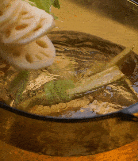 把玉米筍（對半切開）、西芹（切斜片）、蓮藕（切片），放入開水鍋內，加點少許鹽、油，汆燙2分鐘。