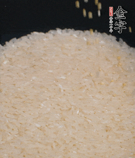 大米和小米一起燜成米飯。