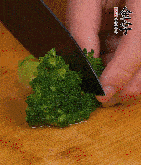 西蘭花用淡鹽水浸泡十幾分鐘后過(guò)開(kāi)水焯燙熟后撈出。