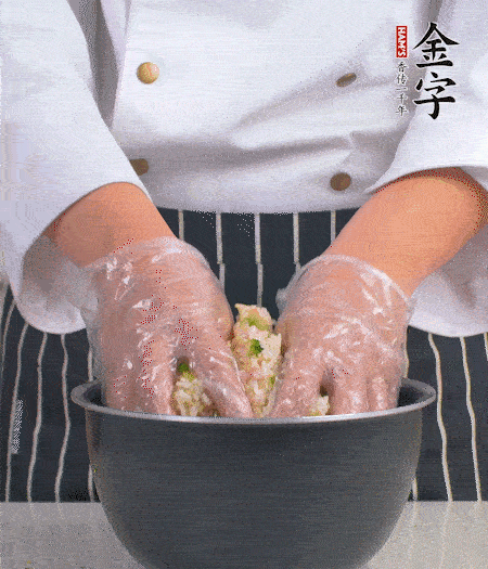 米飯中放西蘭花碎、咸肉丁，加少許黑胡椒、十來(lái)滴橄欖油拌勻。