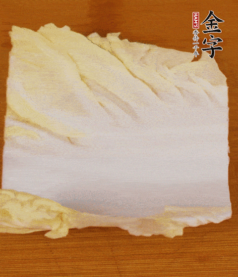 一片白菜一片淡火腿交替疊起，疊個(gè)兩三層放進(jìn)鍋內(nèi)，直到塞滿鍋。