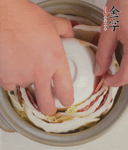 寬度剛好是鍋的高度?？垡粋€(gè)小碗更有助于幫助造型。