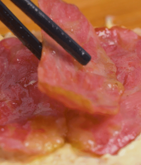 放上火腿、芝士片、生菜，再放一片土司。