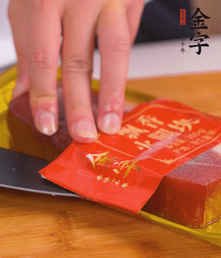 金字火腿切片，生姜切絲，蔥白切末。