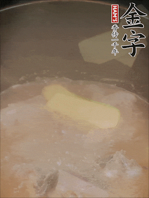 排骨洗凈，加生姜、黃酒焯水，溫水洗凈備用。